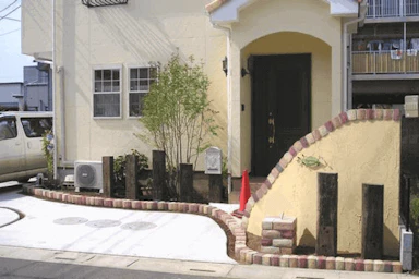 新築のポーチ周囲を南欧風に