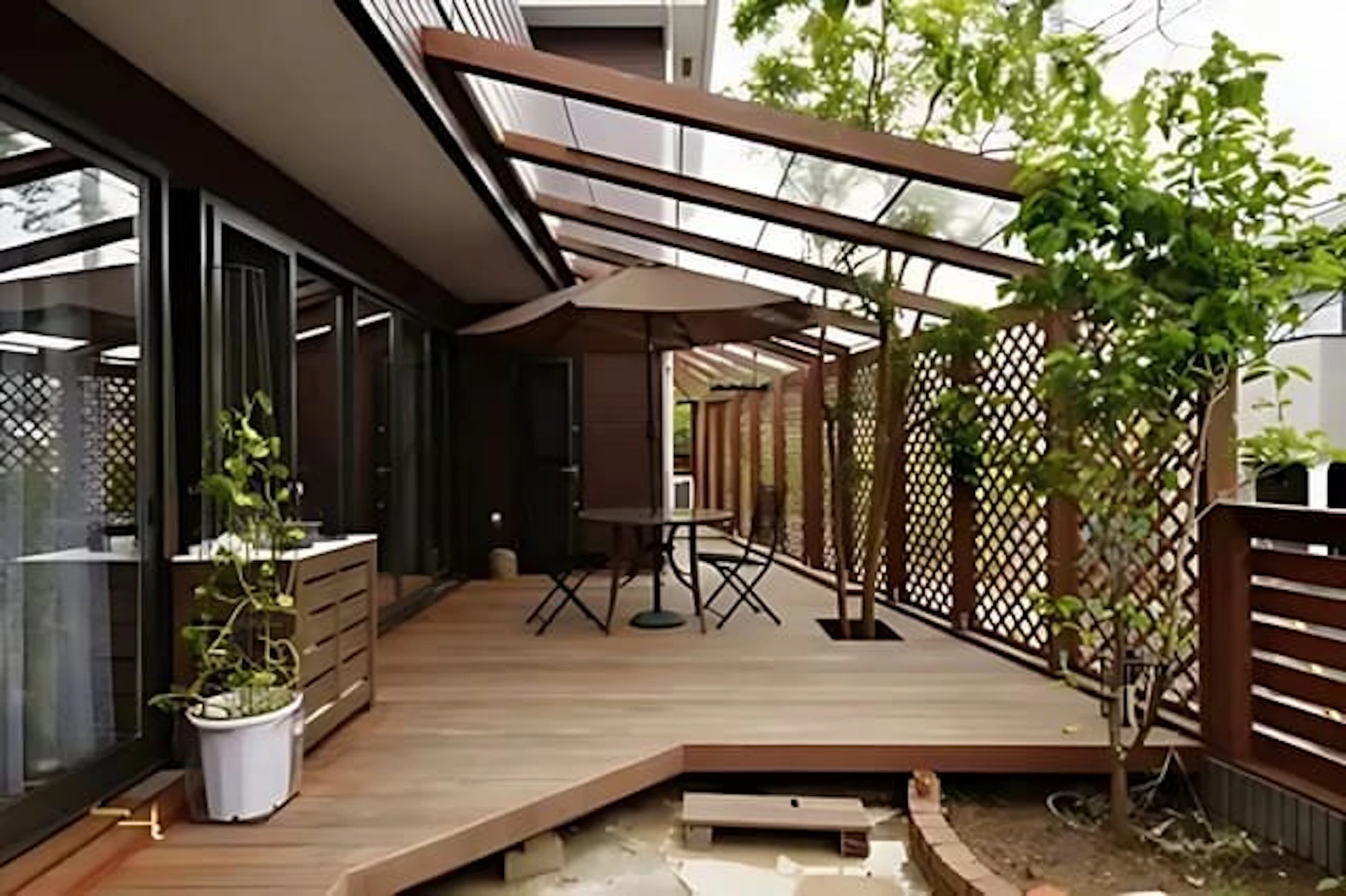 大人数が集まれるウッドデッキ