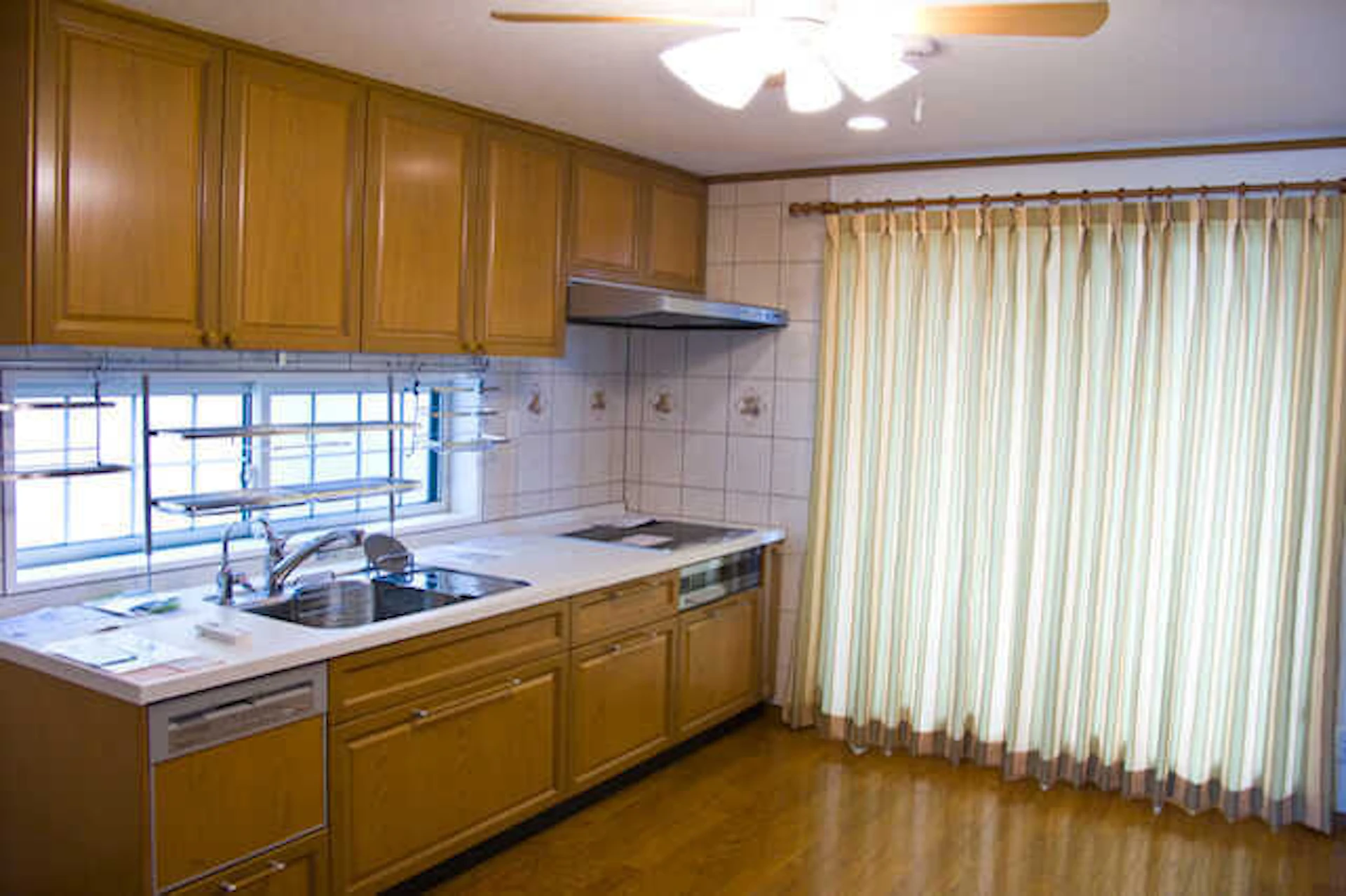 シーリングファンのあるキッチン