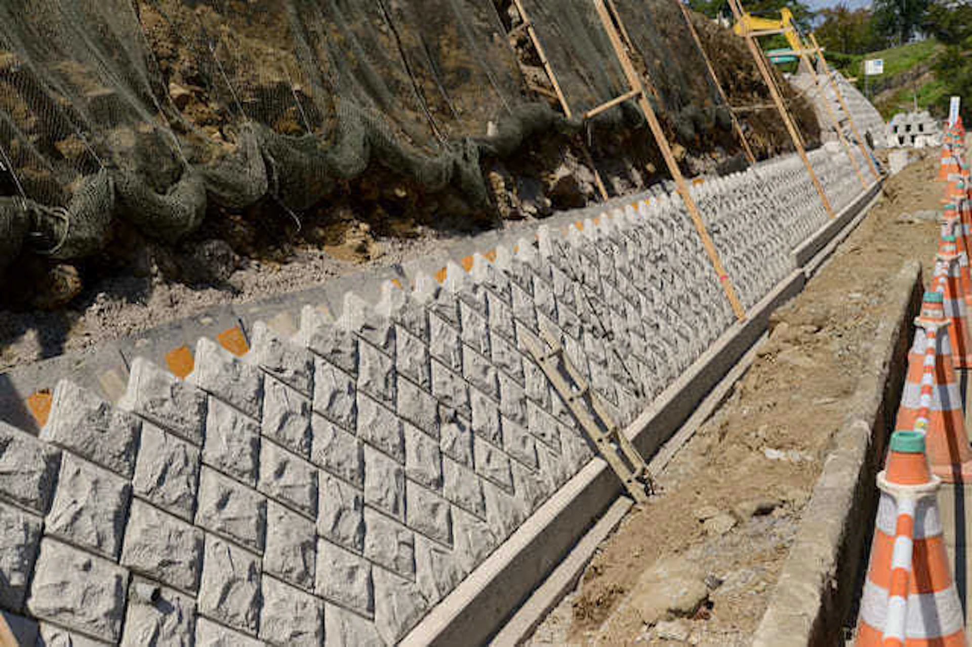 擁壁の工事費用は、どのような場合に高くなる?