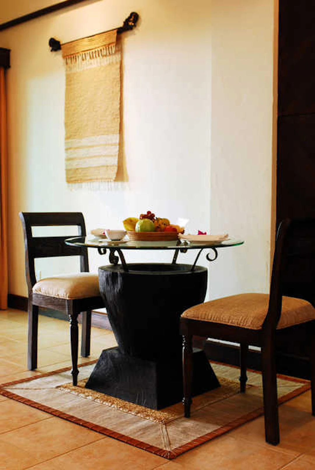 ヤシ系の観葉植物とタペストリー