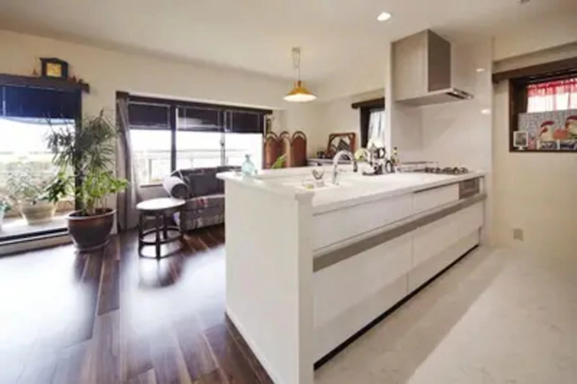 事例2:アンティーク調の家具が引き立つ空間