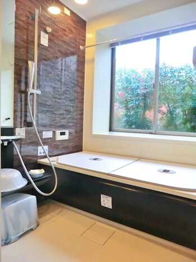 事例7 ブラックの浴槽で高級感を演出