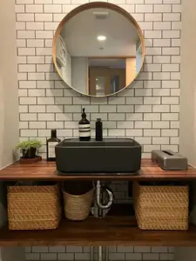 木×黒で洗練された無垢木の洗面台