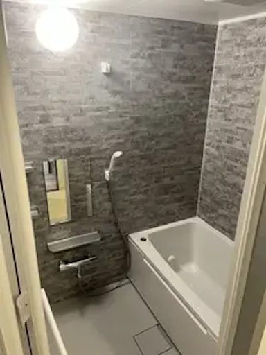 鏡が小さくカウンターのないすっきりとした浴室へ