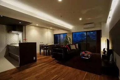 都心の夜景を望むモダンリビング