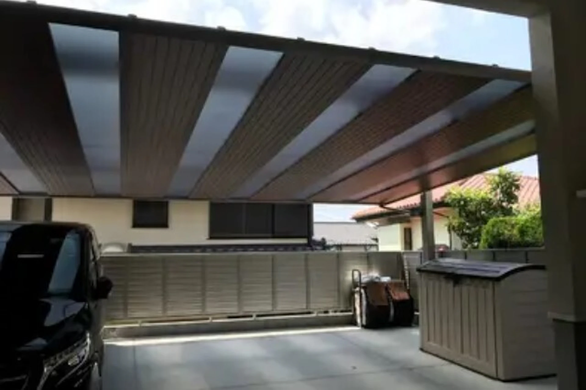 大きなカーポートで楽に駐車できるようになった事例の画像 広々としたカーポート