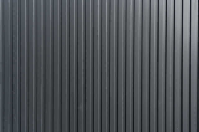 ガルバリウム鋼板の黒い外壁