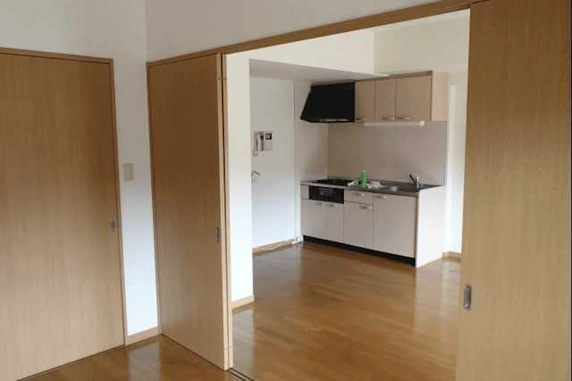 I型キッチンとリビングスペースの写真