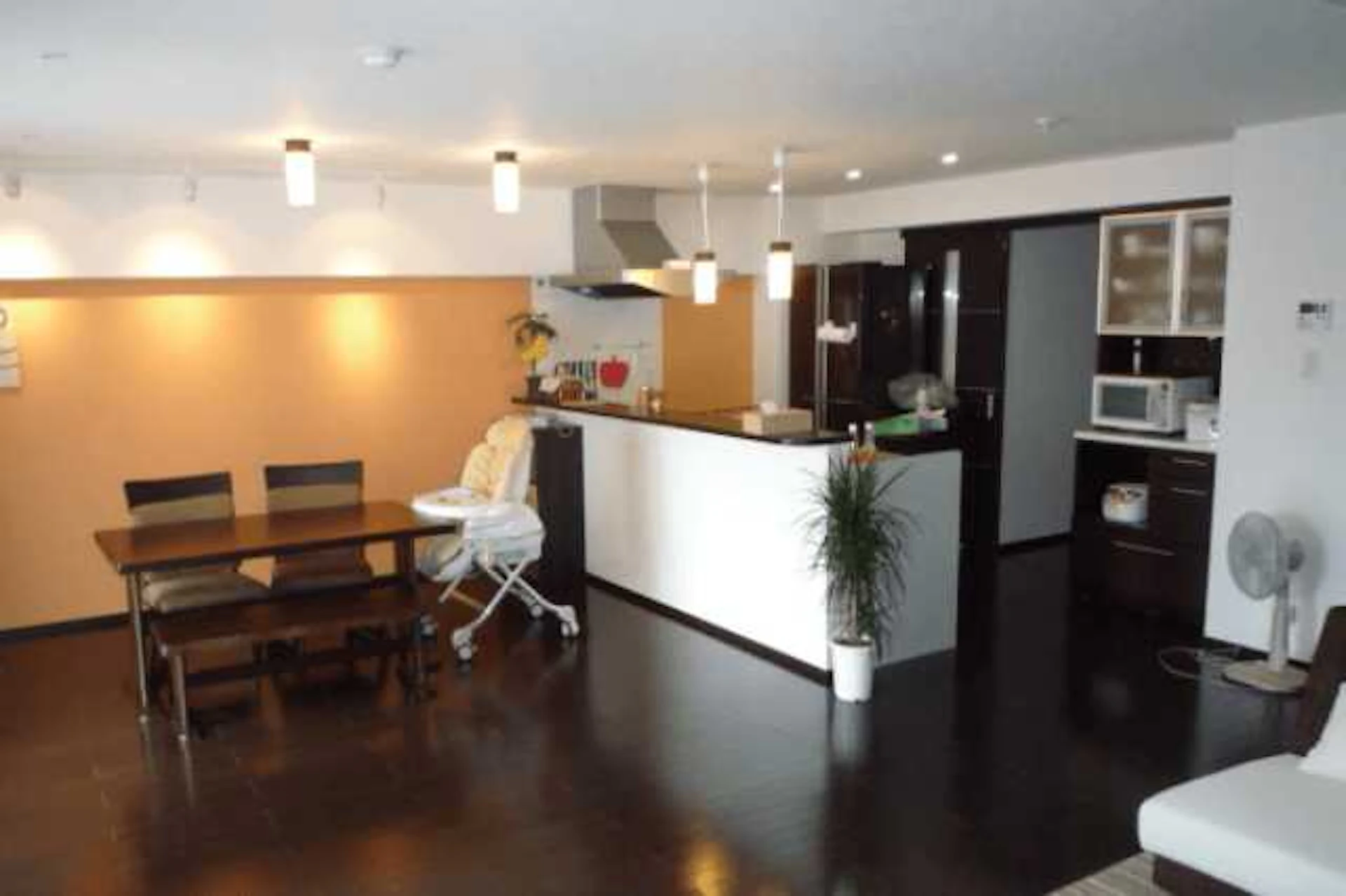 薄いアプリコットカラーをアクセントとしたダイニング