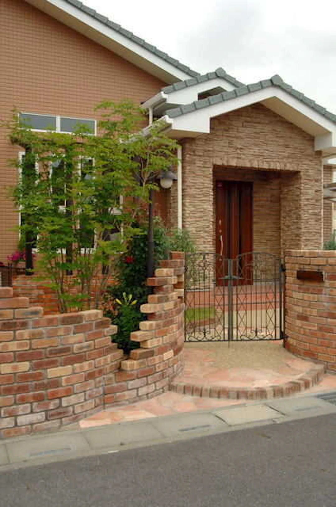 サムネイル:天然石とレンガを組み合わせた丸みのあるライン