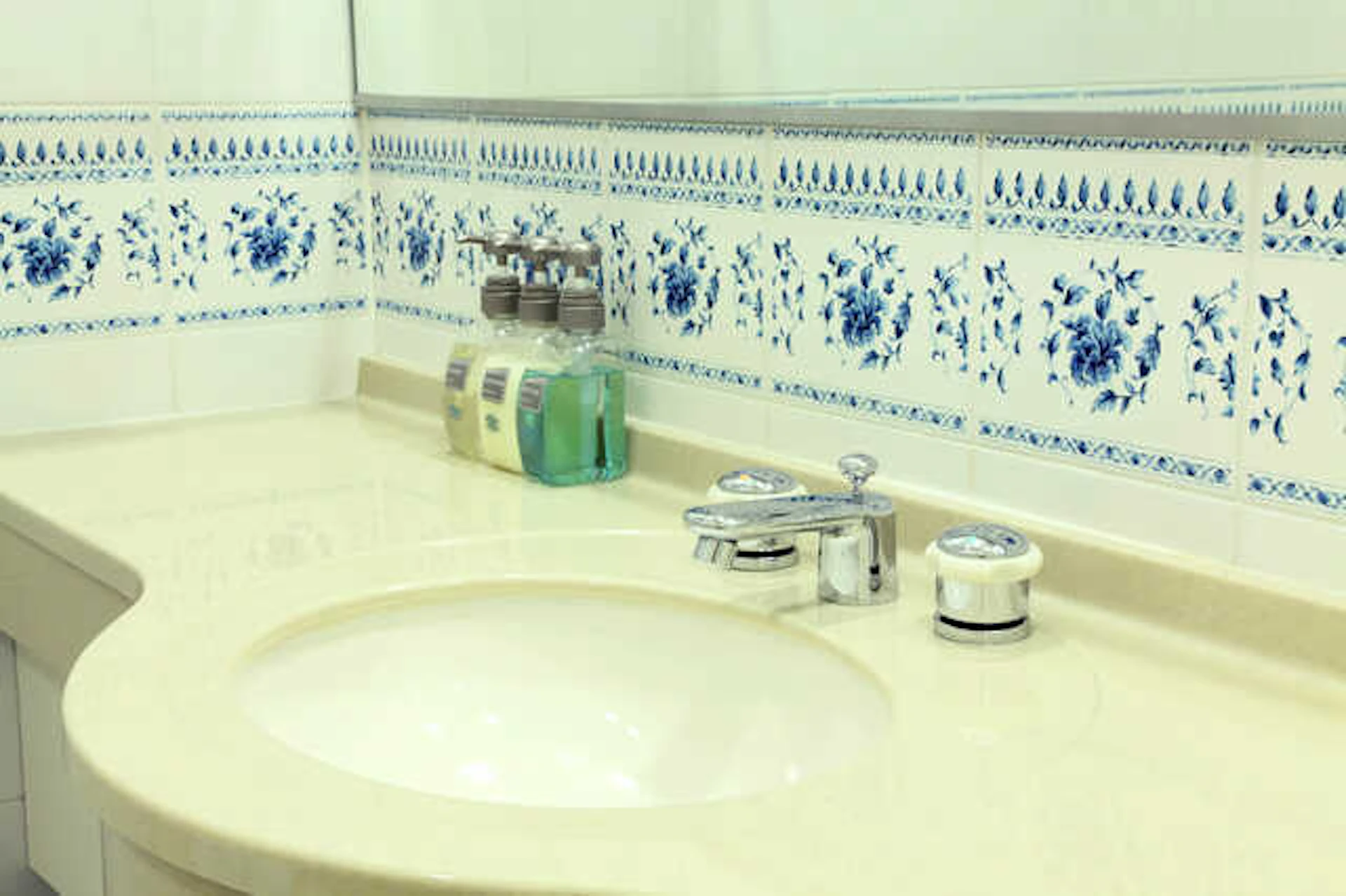 洗面所・脱衣所にピッタリの壁紙の選び方!張り替え費用・おしゃれなコーディネート実例