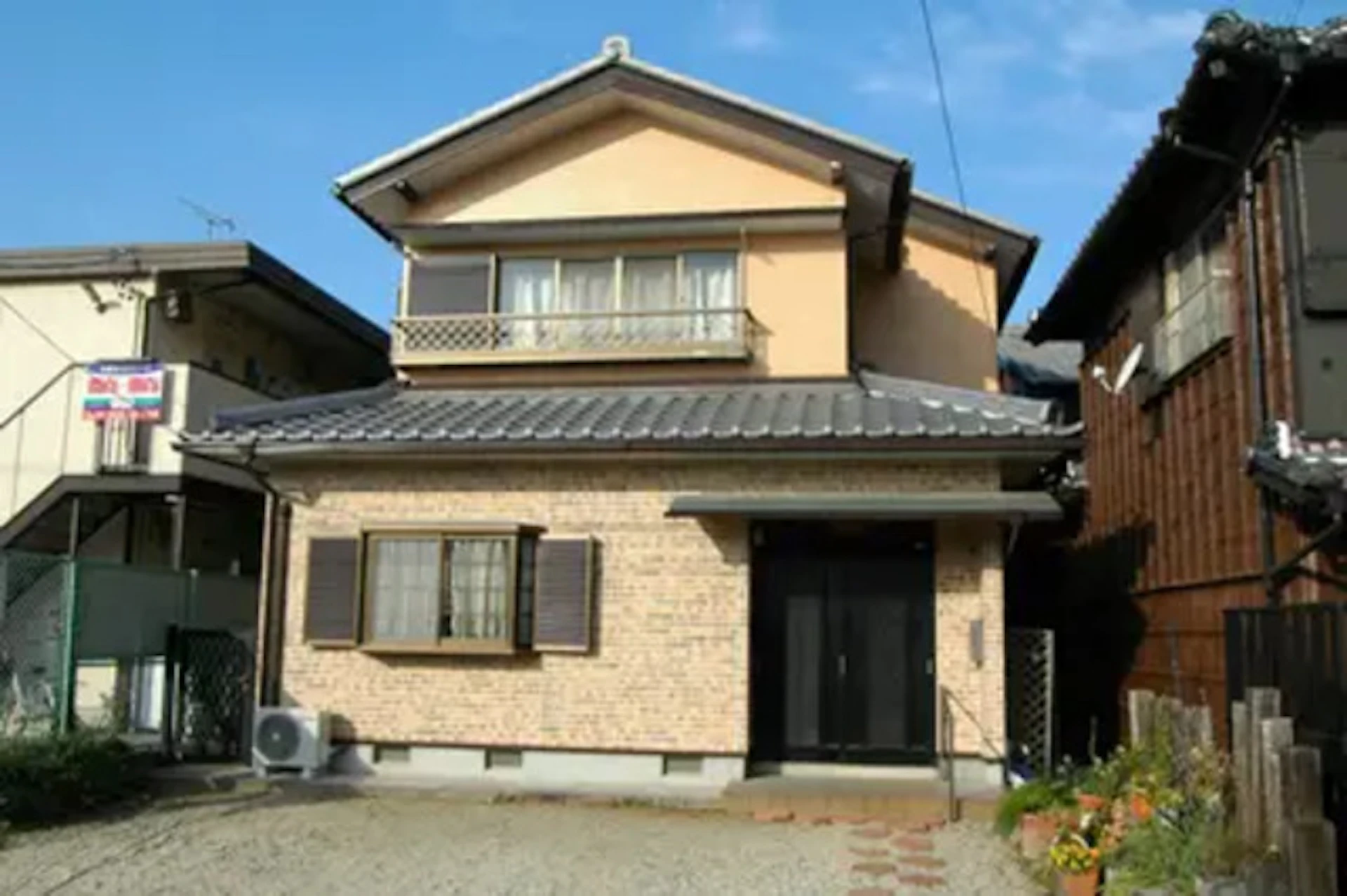 事例2 煉瓦調タイルでおしゃれな外壁にリフォーム