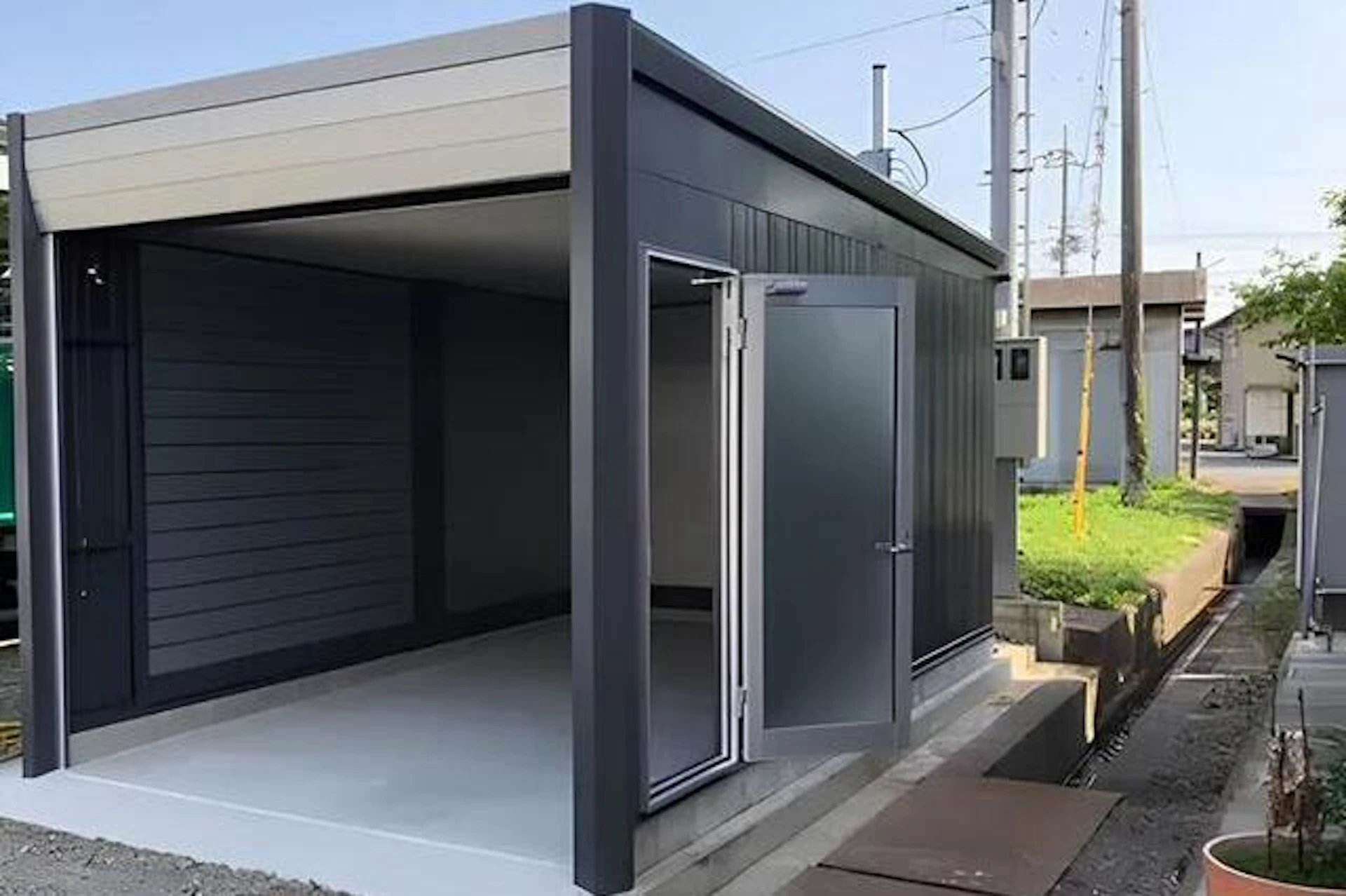 事例1: 落ち着いた色合いがクールなガレージ