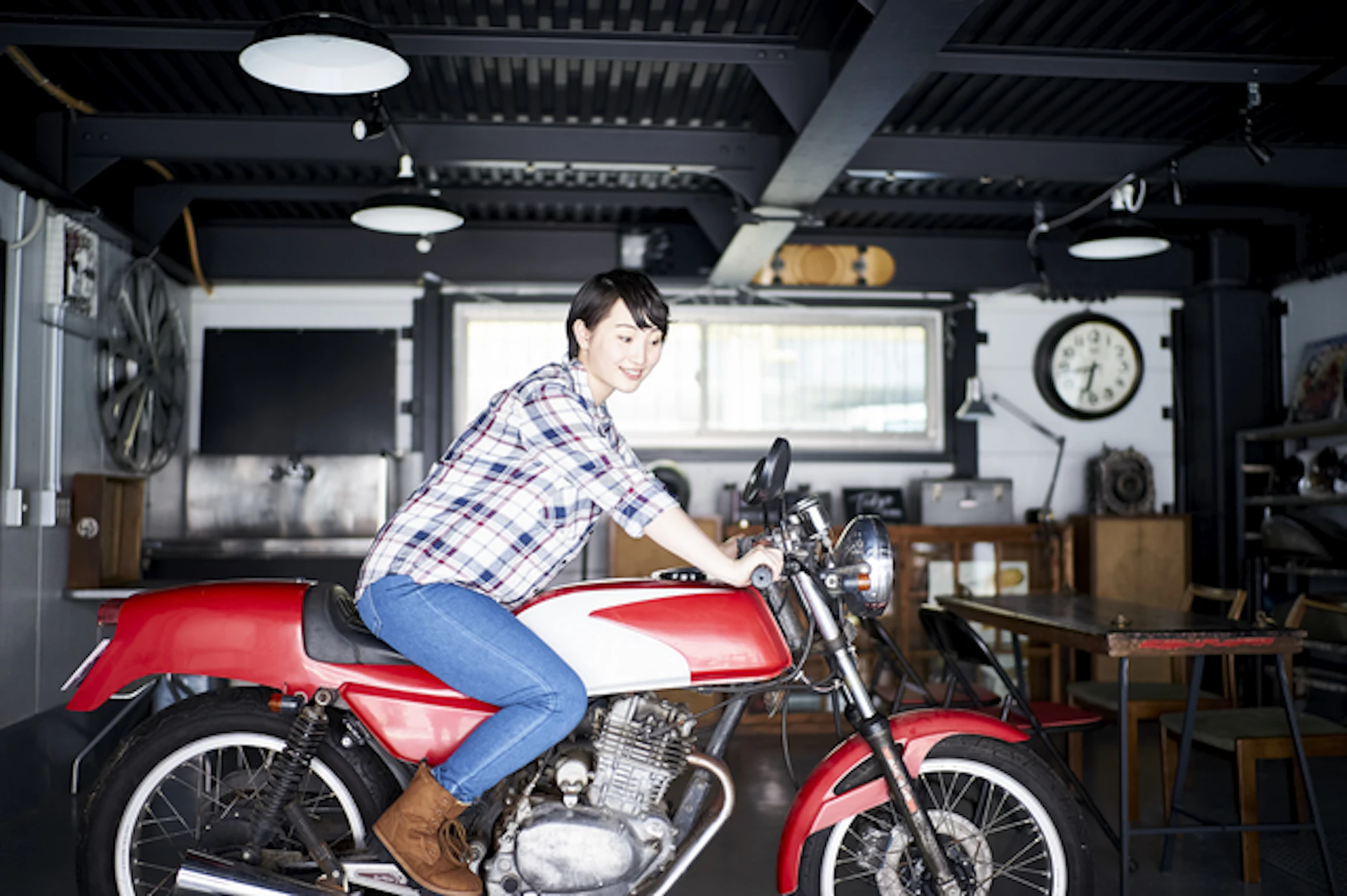 バイクに乗る女性