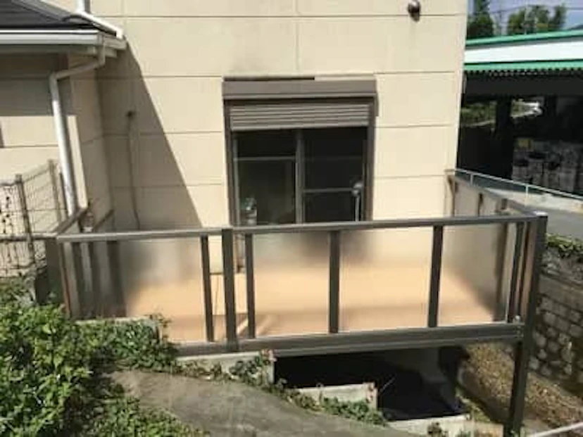 事例1：おしゃれなウッドデッキのベランダ