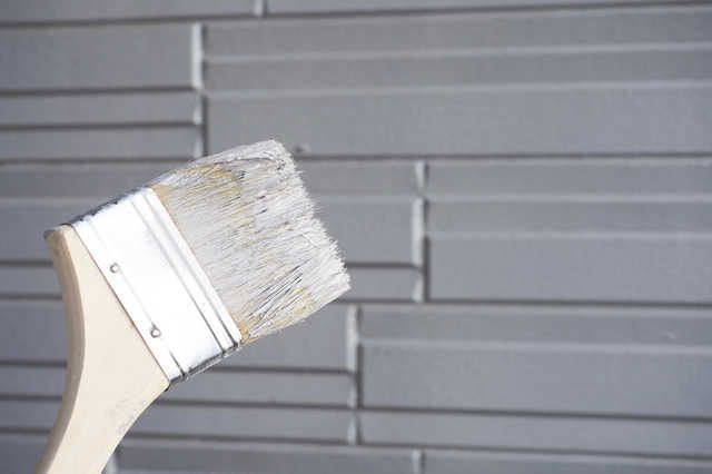 グレーの外壁と刷毛