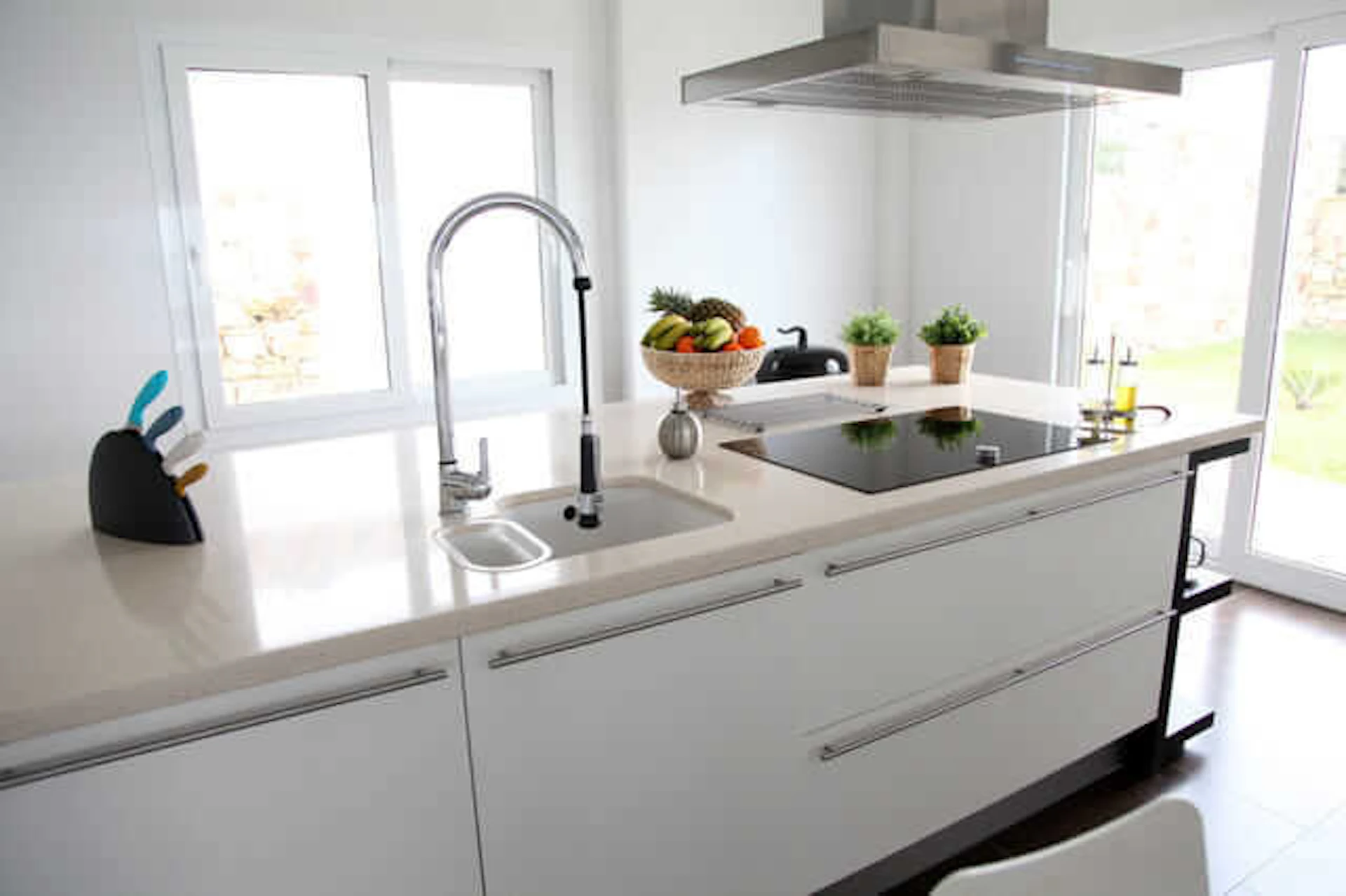 キッチンのワークトップ(天板)の素材比較!交換やDIYによる修復は可能か?