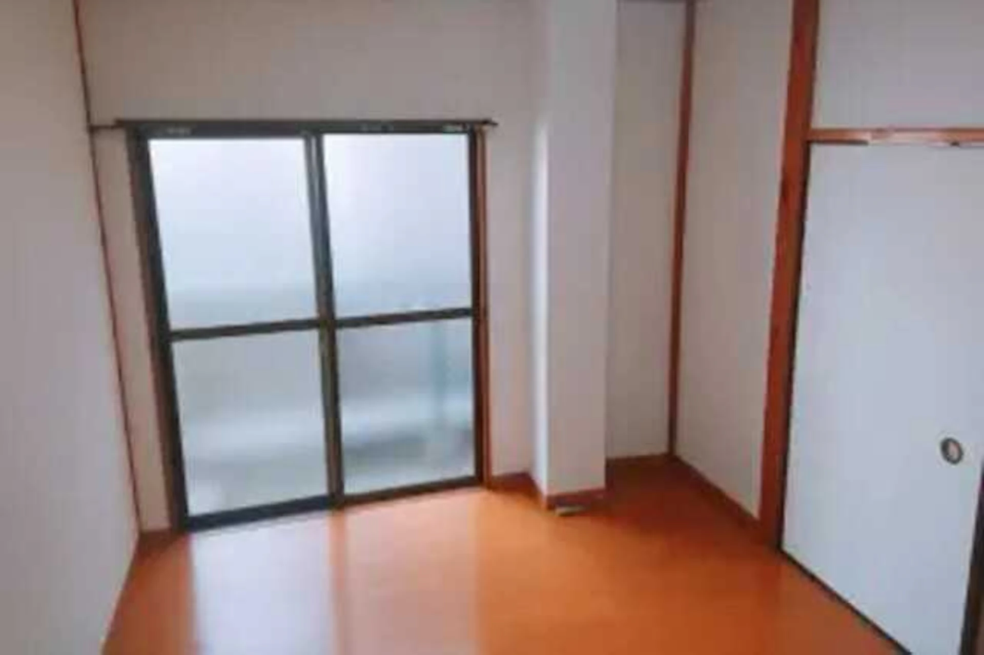建具とフローリングの色を合わせて統一感のある洋室に