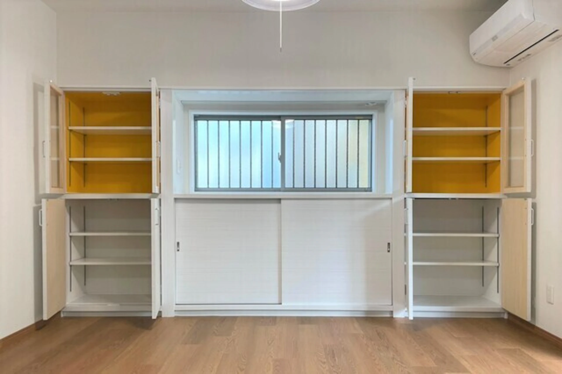 事例1 造作の可動式収納棚