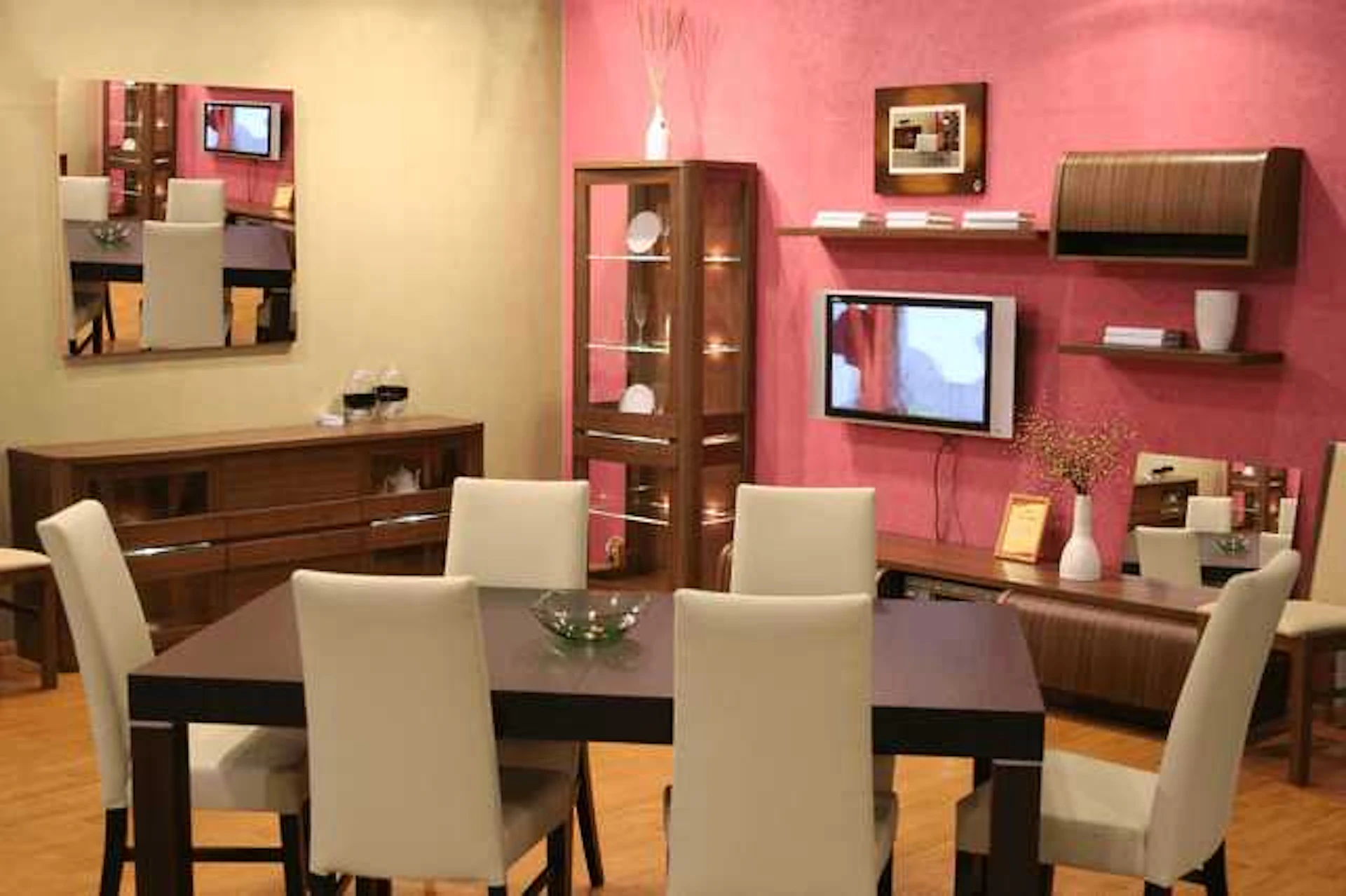 ベージュの壁とローズピンクのアクセントクロスとしたダイニング