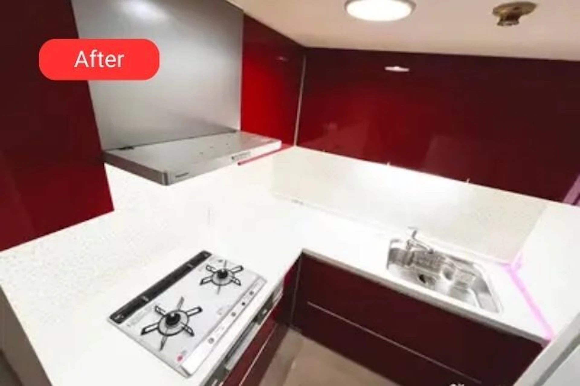 赤と白基調のL型キッチンをリフォームした後の写真