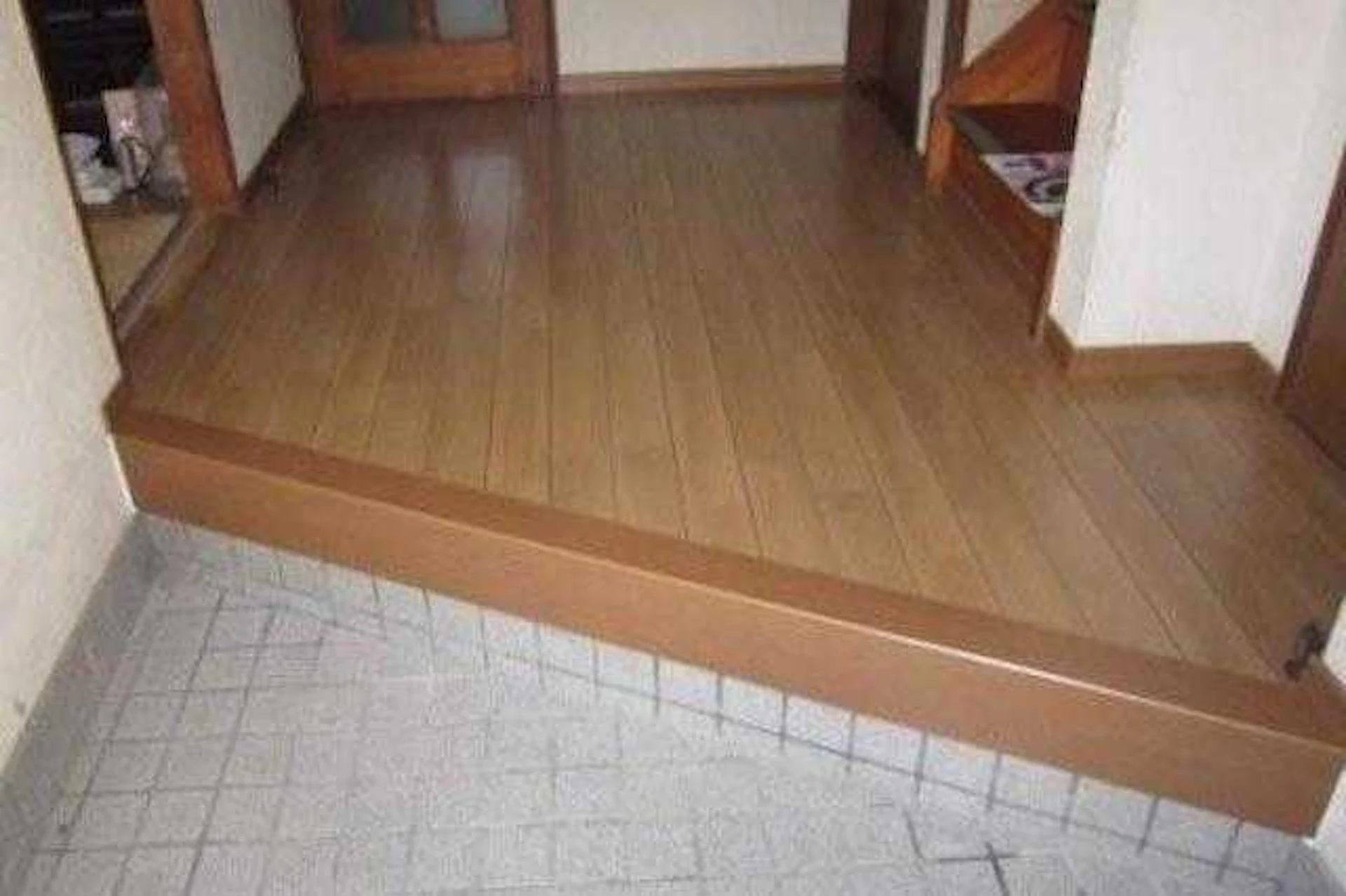 事例2 シロアリ調査後、玄関の被害箇所を修繕