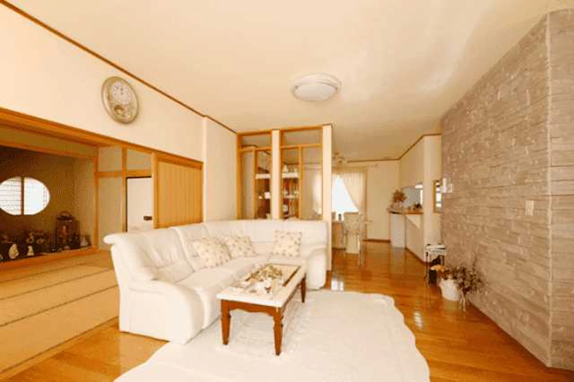 リビングの壁紙の選び方とは？リフォーム価格・おすすめコーディネート例7選＋α