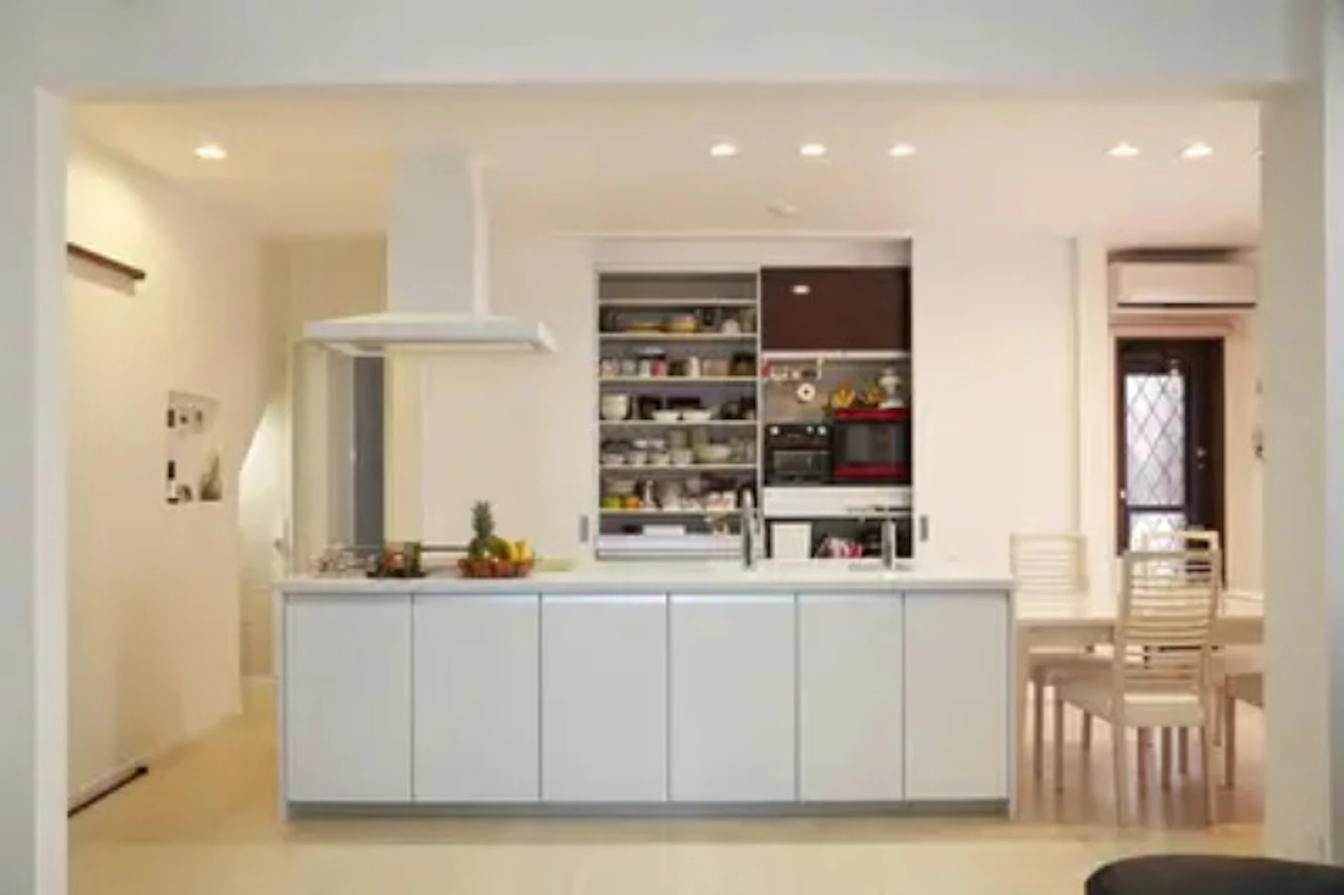 事例1：アイランドキッチンが主役の居心地のいい空間