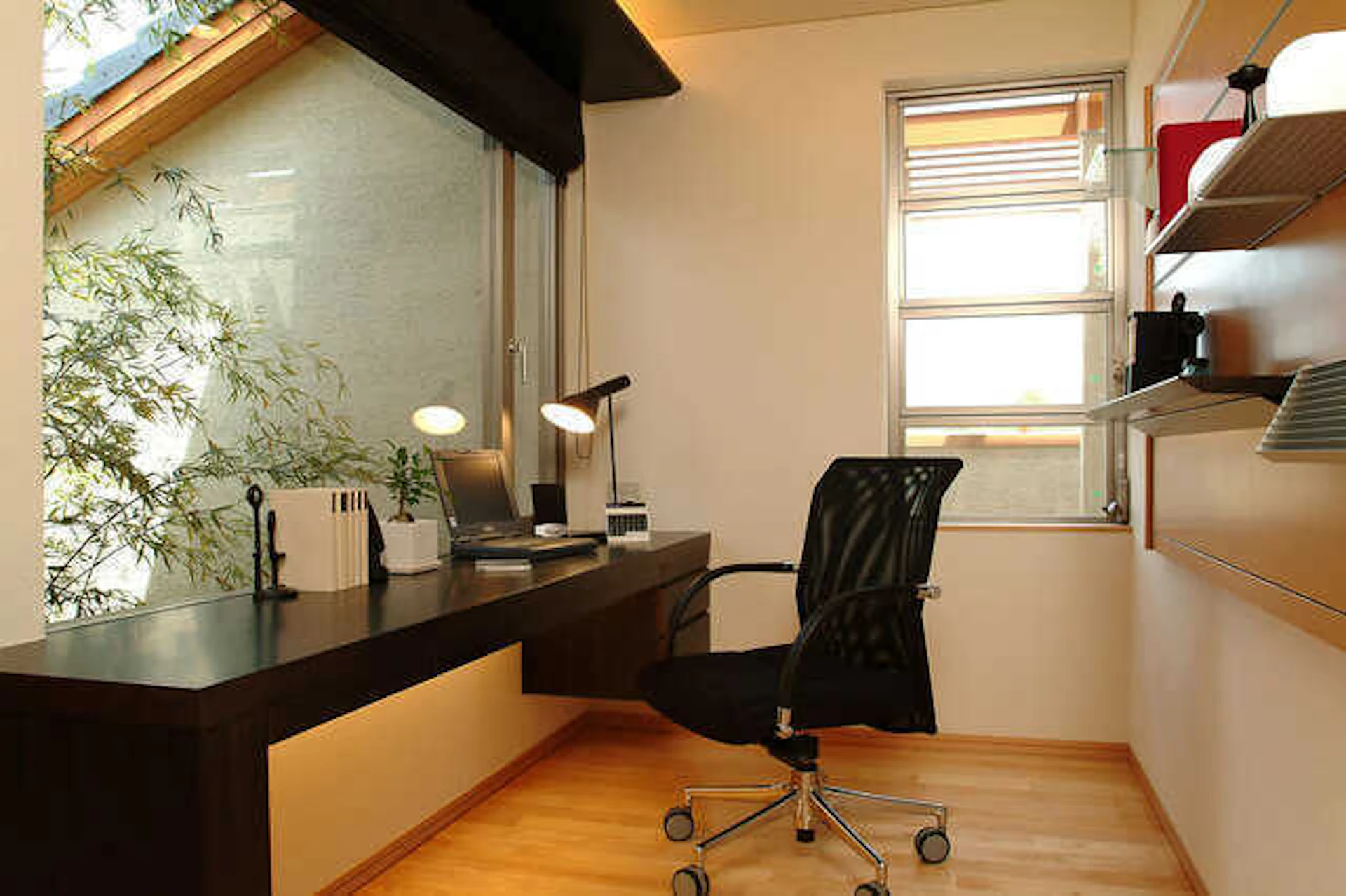 サムネイル：書斎のおしゃれなリフォームレイアウト7選！畳数別の特徴や費用相場をご紹介