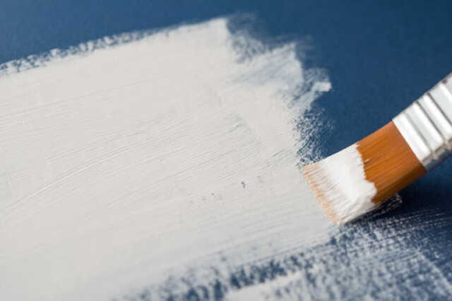 青い版に白い塗料を塗っている写真