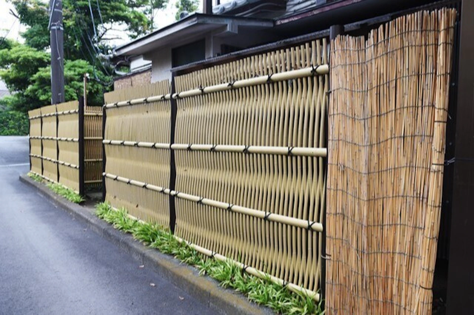 竹垣の作り方は、1. 支柱になる杭を立て、横の竹を固定する位置に印をつける 2. 横向きの竹を等間隔に杭に固定する 3. 縦向きの竹を等間隔に配置し、上の段の横向きの竹と結ぶ 4. 縦向きの竹の高さを揃え、下の段から横向きの竹と結ぶ