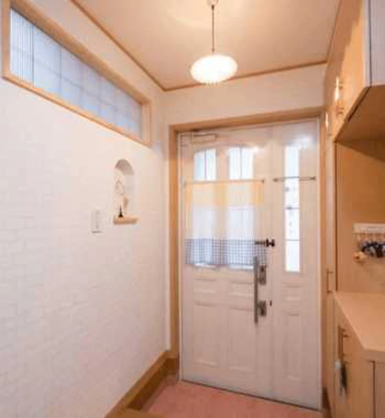 玄関の壁紙クロスの選び方・張り替えの値段・おしゃれな施工例をご紹介