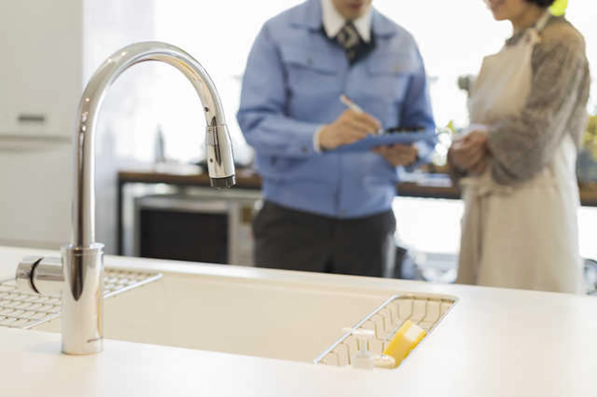 キッチンの高さを調整したい！高さを変更する費用、身長から考える標準サイズは？