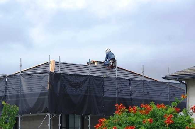 屋根のカバー工法の様子