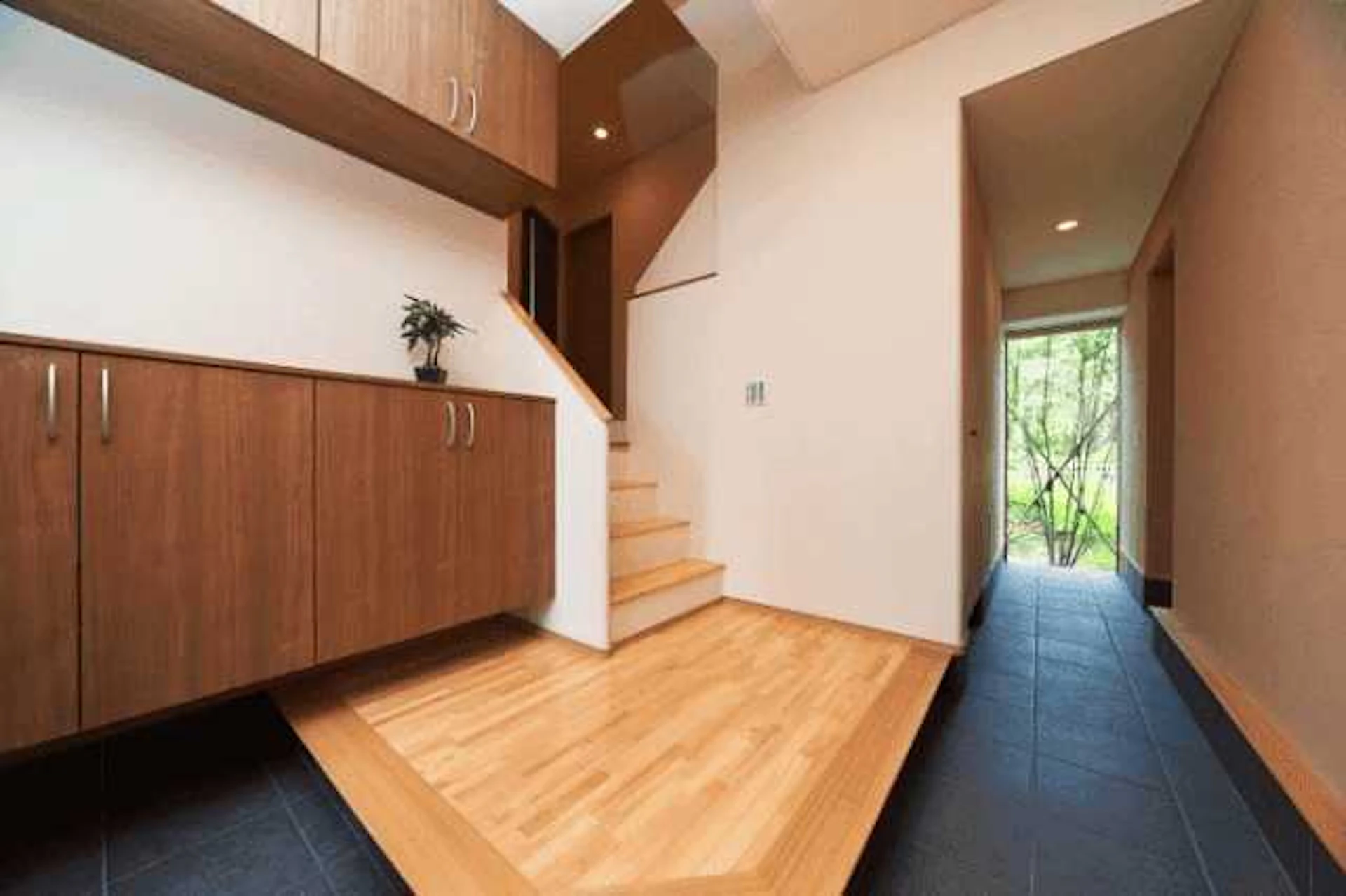 玄関の壁紙クロスの選び方・張り替えの値段・おしゃれな施工例をご紹介