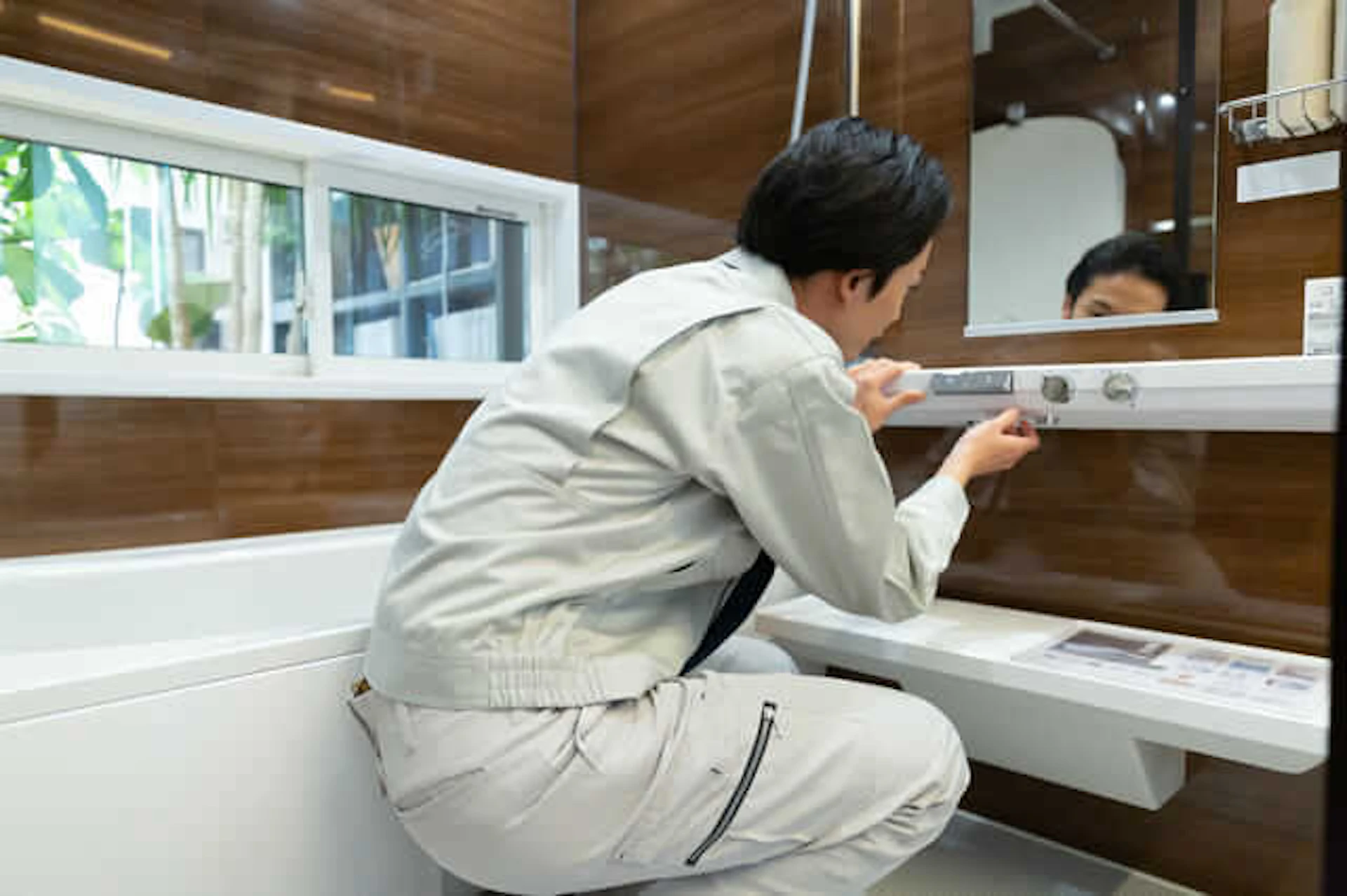 バスルームを点検修理する作業員の男性