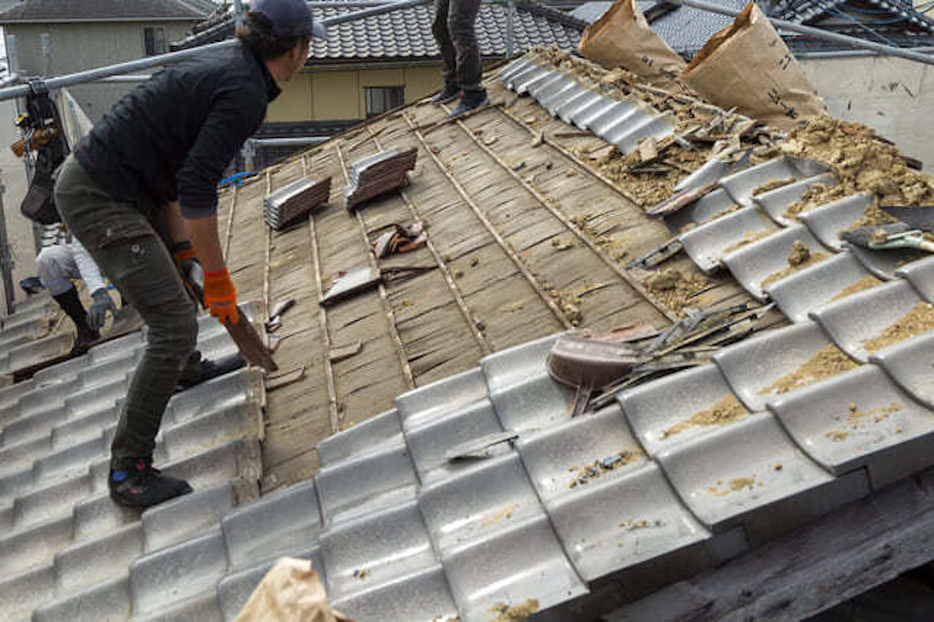 塗装ではなく葺き替えが必要な場合