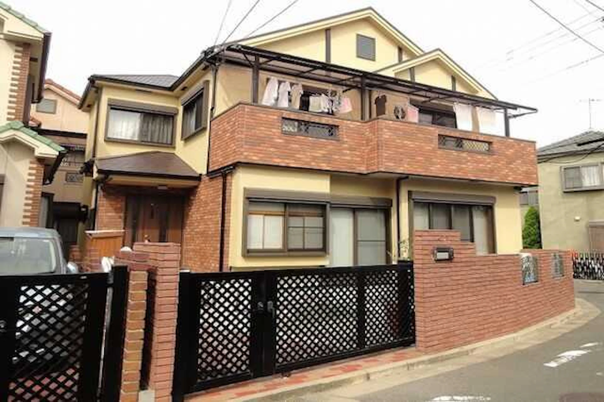 シリコン塗料は外壁・屋根塗装で人気!価格や特徴は?ウレタンやフッ素と比較