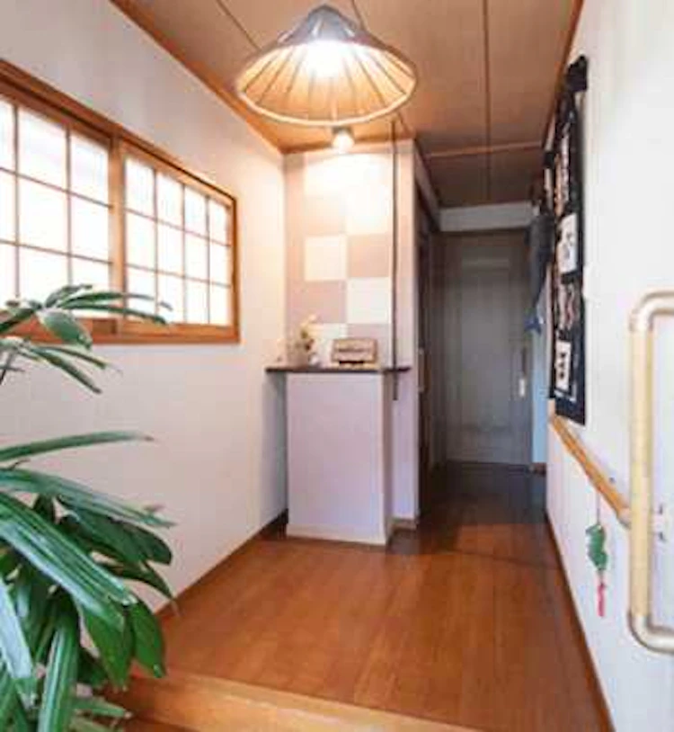 玄関の壁紙クロスの選び方・張り替えの値段・おしゃれな施工例をご紹介