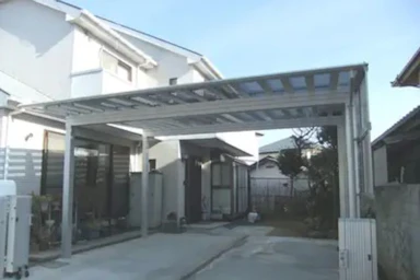 広々としたスペースで2台駐車が楽に