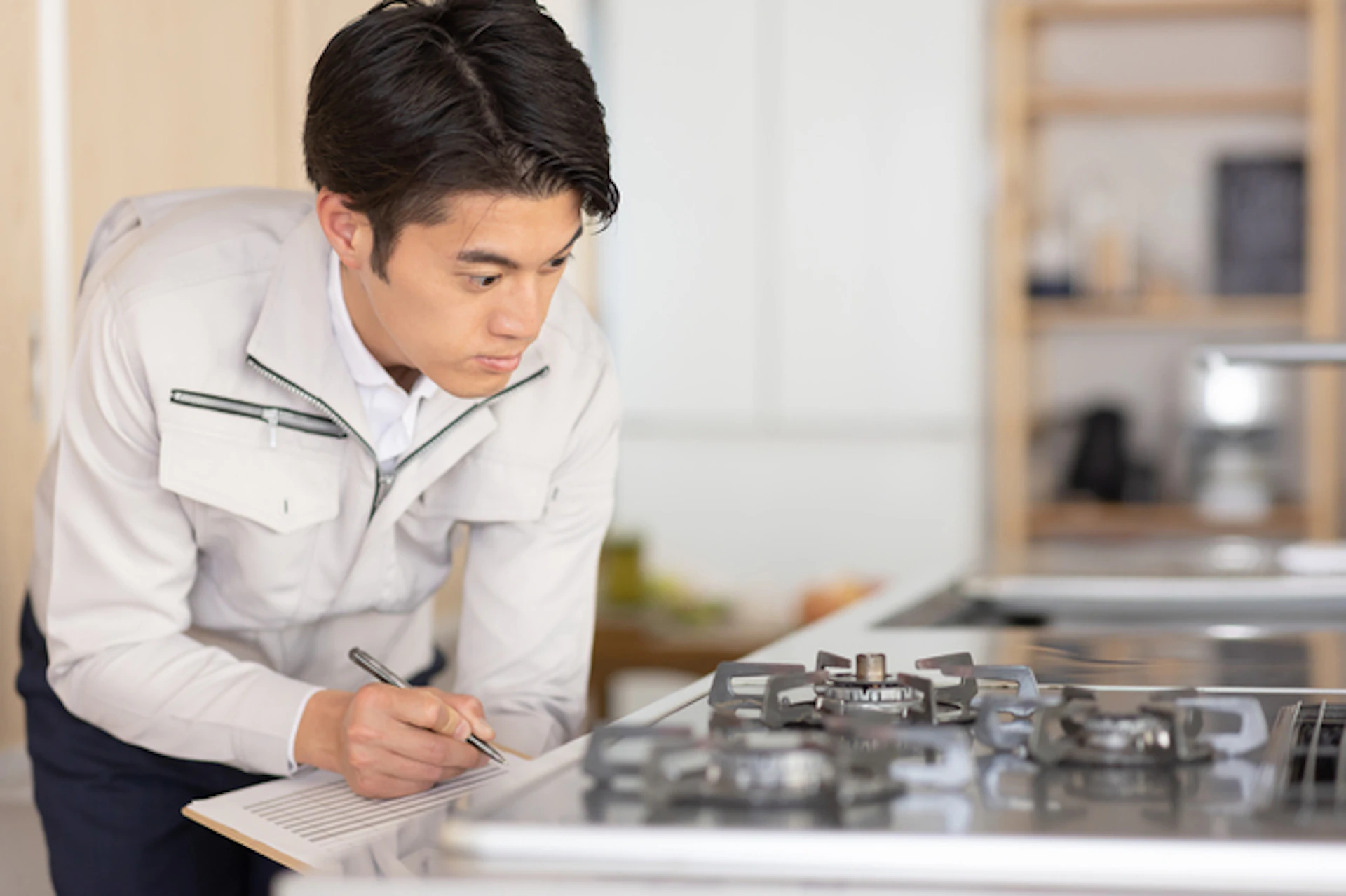ガスコンロの取り付け交換費用はどのくらい？費用を抑えるコツや選び方もご紹介