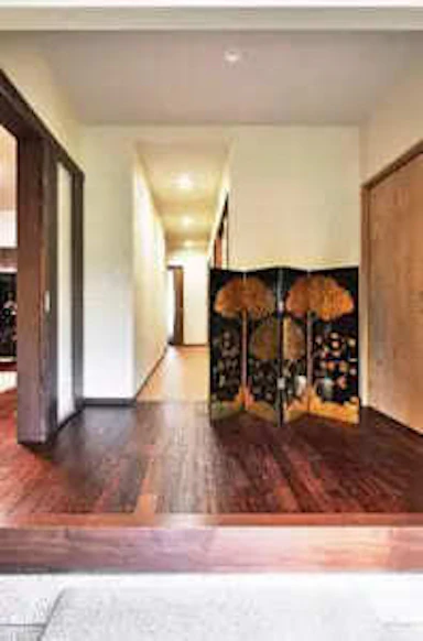 和風から明るいモダンな玄関ホールへリフォーム