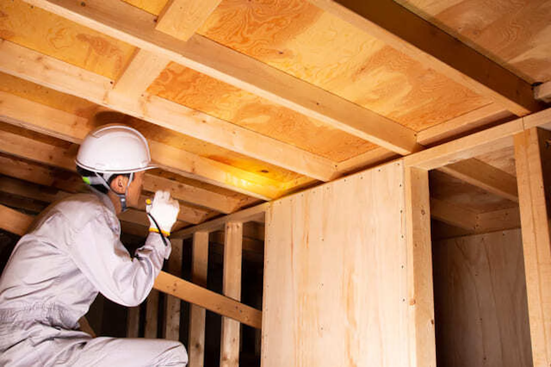 サムネイル:雨漏りの代表的な調査方法と費用相場