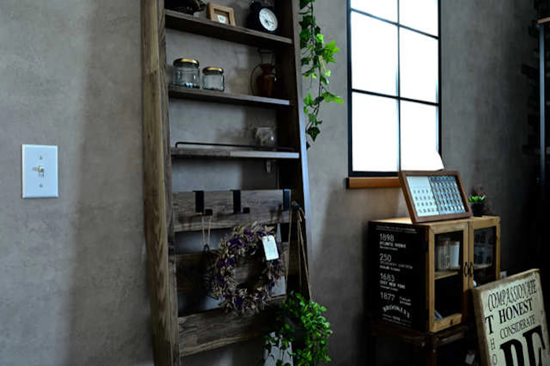 ダーク系の色でまとめる