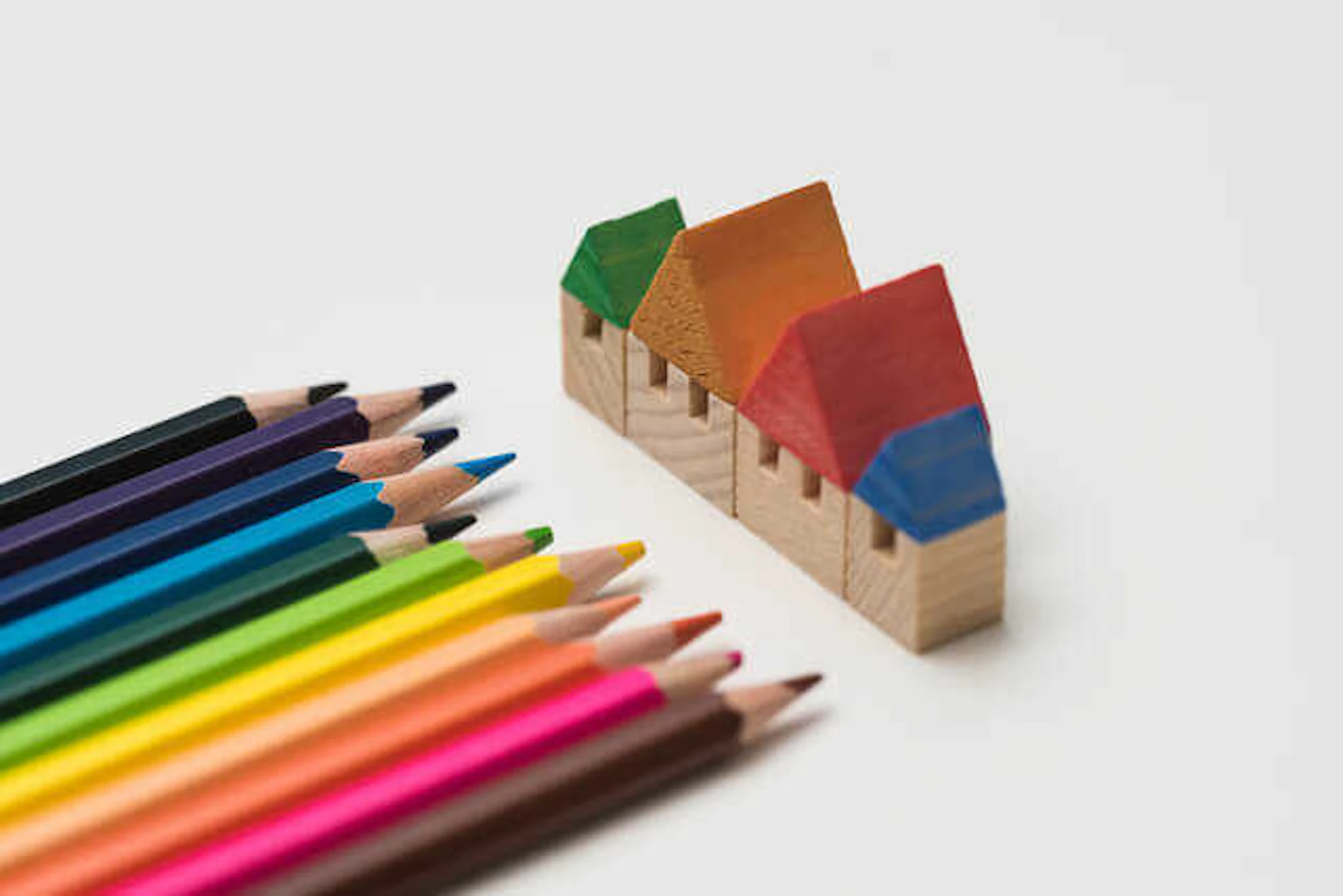 人気の屋根瓦・屋根材の色は?塗装する色によって室内の温度や遮熱効果の違いも!