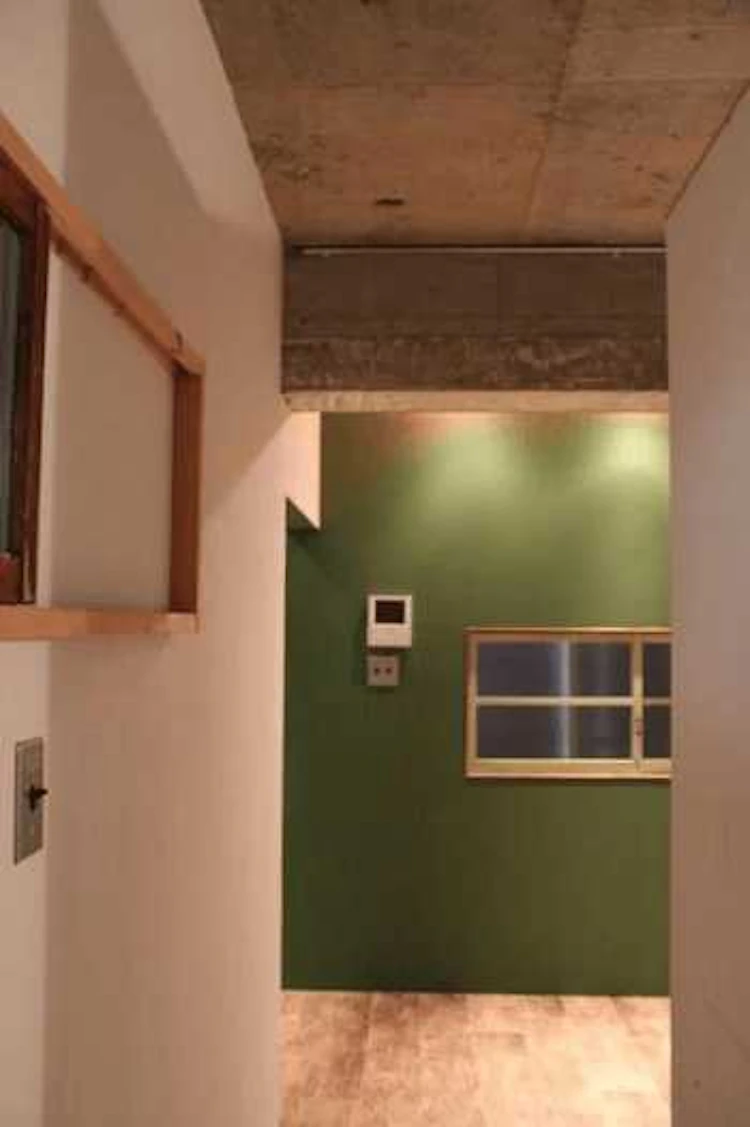 廊下の突き当たりや天井にアクセントクロスを使う例も