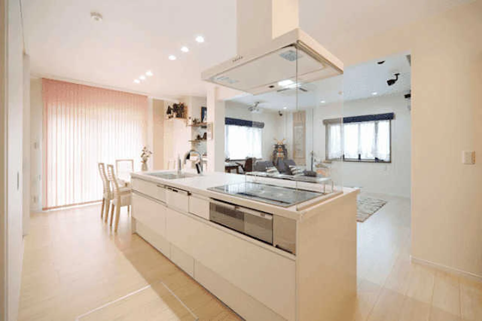 キッチンを移動してアイランド型に変更&パントリー設置