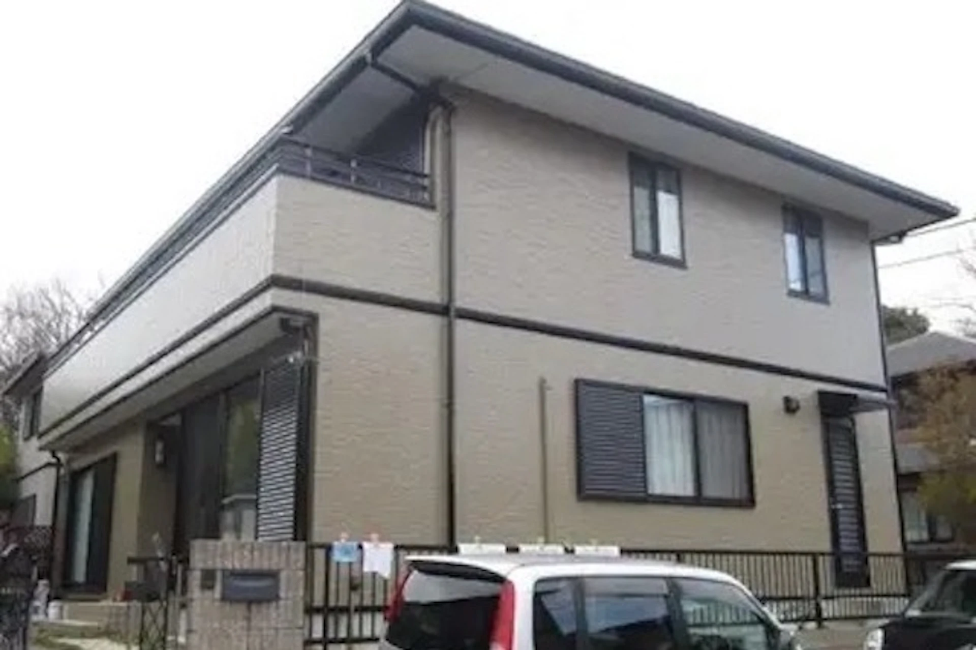 薄いブラウンのきれいな外壁