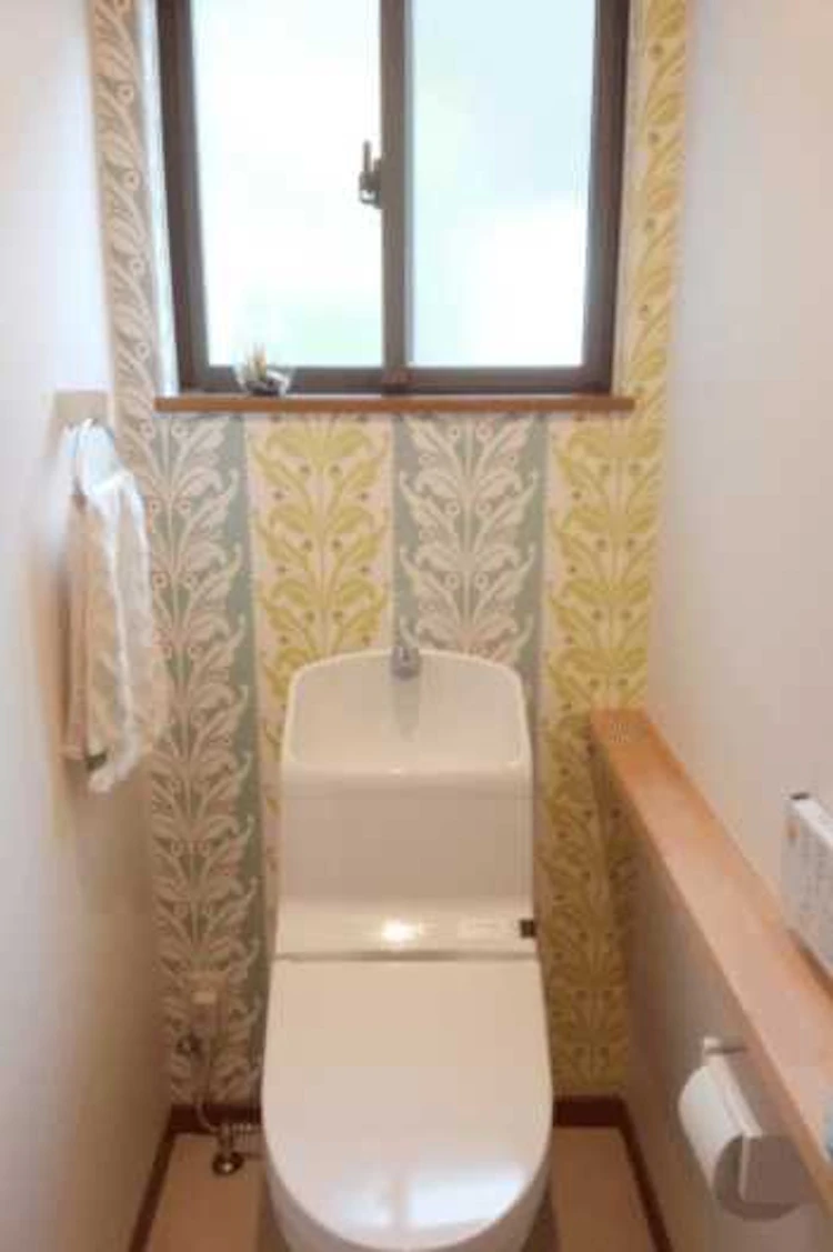 室内窓のある明るいトイレ